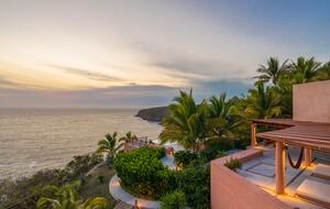 Face à l'océan et à flanc de falaise, piscine à débordement