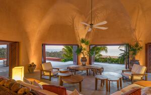 Grand salon spacieux, espaces de vie. Cadre en plein air