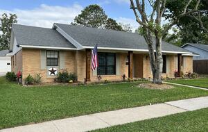 Seabrook Beach Retreat | 5 minutes from Kemah Boardwalk and NASA with Private Pool - Seabrook, Texas