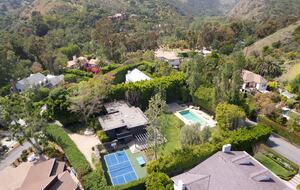 Luxe Malibu Beach Bungalow - Malibu, California