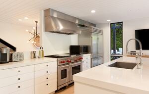 Luxe Malibu Beach Bungalow - Malibu, California