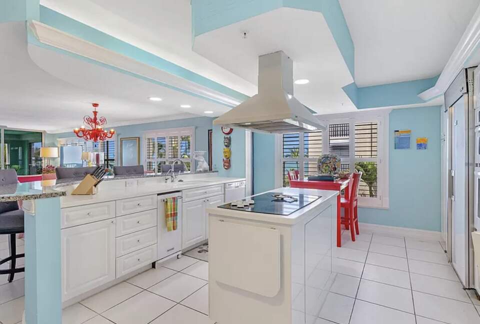 Newly updated beach front condo on the best shelling beach in Florida - Sanibel, Florida