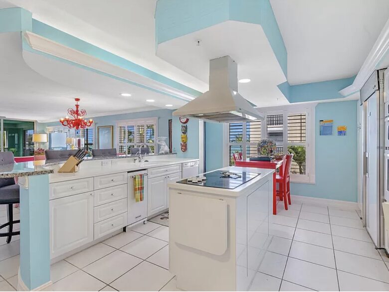 Newly updated beach front condo on the best shelling beach in Florida - Sanibel, Florida