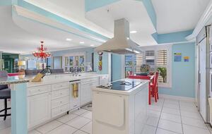 Newly updated beach front condo on the best shelling beach in Florida - Sanibel, Florida