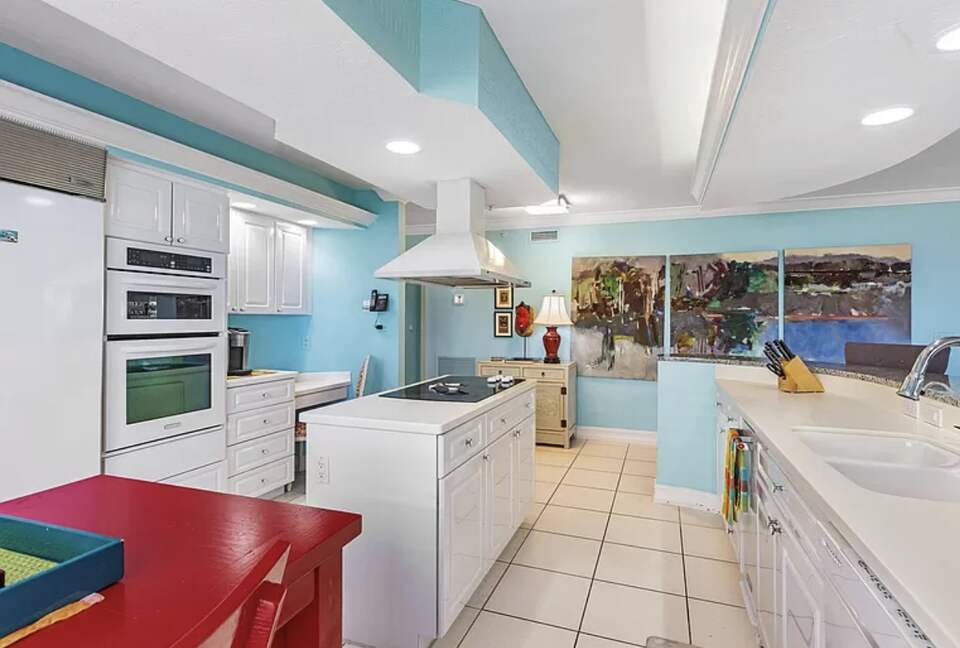 Newly updated beach front condo on the best shelling beach in Florida - Sanibel, Florida