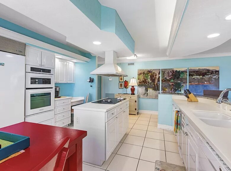 Newly updated beach front condo on the best shelling beach in Florida - Sanibel, Florida