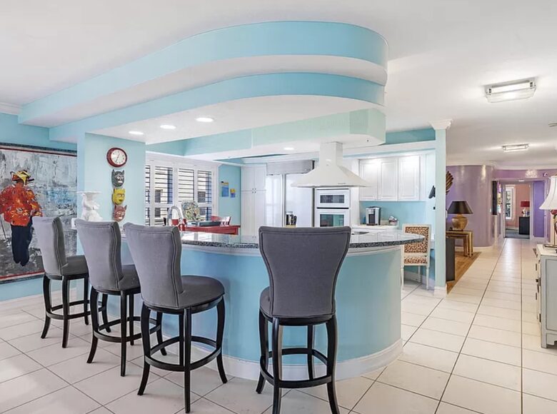 Newly updated beach front condo on the best shelling beach in Florida - Sanibel, Florida