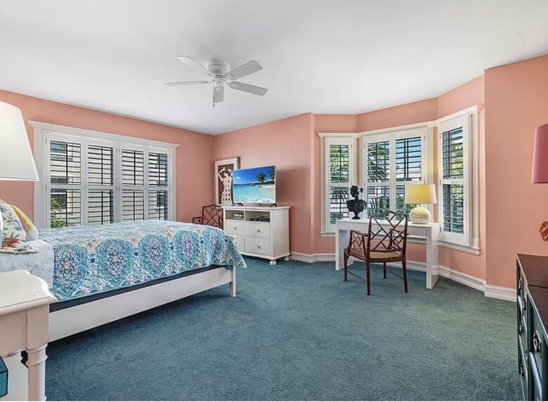 Newly updated beach front condo on the best shelling beach in Florida - Sanibel, Florida