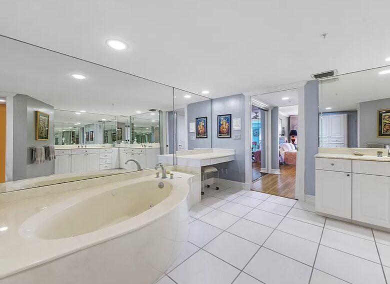 Newly updated beach front condo on the best shelling beach in Florida - Sanibel, Florida