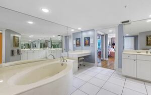 Newly updated beach front condo on the best shelling beach in Florida - Sanibel, Florida