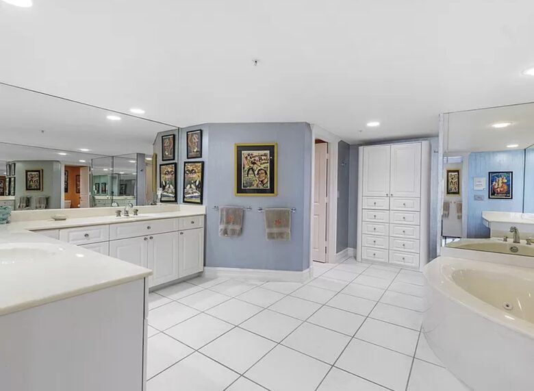 Newly updated beach front condo on the best shelling beach in Florida - Sanibel, Florida