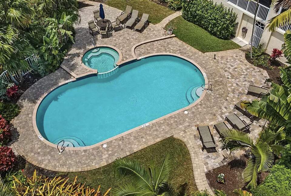 Only 18 units keeps common areas very quiet