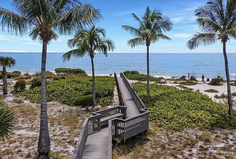 Naturalized walk to the beach