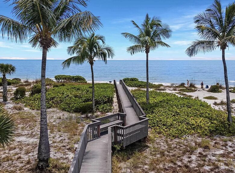 Naturalized walk to the beach