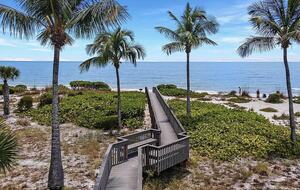 Naturalized walk to the beach