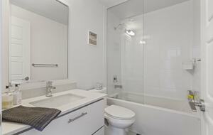 Lovely Two Bedroom Vacation Home in Friday Harbour - Innisfil, Canada