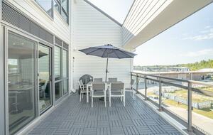 Lovely Two Bedroom Vacation Home in Friday Harbour - Innisfil, Canada