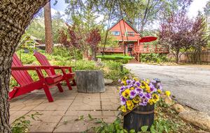 Goldfinch Lodge + Hot Tub - Idyllwild-Pine Cove, California