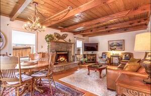 Goldfinch Lodge + Hot Tub - Idyllwild-Pine Cove, California