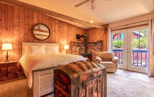 Goldfinch Lodge + Hot Tub - Idyllwild-Pine Cove, California