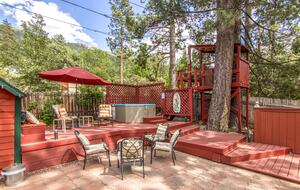 Goldfinch Lodge + Hot Tub - Idyllwild-Pine Cove, California