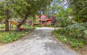Goldfinch Lodge + Hot Tub - Idyllwild-Pine Cove, California