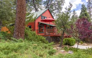 Goldfinch Lodge + Hot Tub - Idyllwild-Pine Cove, California