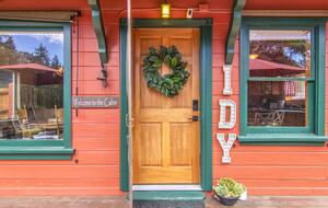 Goldfinch Lodge + Hot Tub - Idyllwild-Pine Cove, California