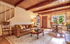 Goldfinch Lodge + Hot Tub - Idyllwild-Pine Cove, California