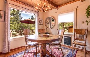 Goldfinch Lodge + Hot Tub - Idyllwild-Pine Cove, California