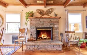 Goldfinch Lodge + Hot Tub - Idyllwild-Pine Cove, California