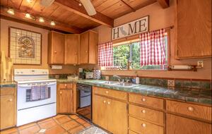 Goldfinch Lodge + Hot Tub - Idyllwild-Pine Cove, California