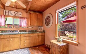 Goldfinch Lodge + Hot Tub - Idyllwild-Pine Cove, California