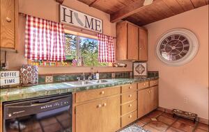 Goldfinch Lodge + Hot Tub - Idyllwild-Pine Cove, California