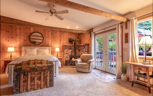 Goldfinch Lodge + Hot Tub - Idyllwild-Pine Cove, California