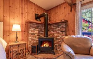 Goldfinch Lodge + Hot Tub - Idyllwild-Pine Cove, California