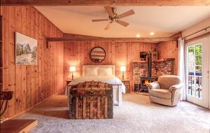 Goldfinch Lodge + Hot Tub - Idyllwild-Pine Cove, California