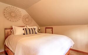 Goldfinch Lodge + Hot Tub - Idyllwild-Pine Cove, California