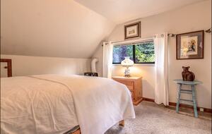 Goldfinch Lodge + Hot Tub - Idyllwild-Pine Cove, California