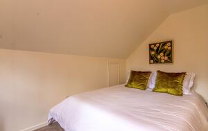 Goldfinch Lodge + Hot Tub - Idyllwild-Pine Cove, California