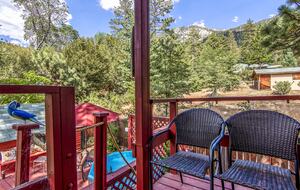 Goldfinch Lodge + Hot Tub - Idyllwild-Pine Cove, California