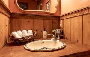 Goldfinch Lodge + Hot Tub - Idyllwild-Pine Cove, California