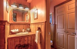 Goldfinch Lodge + Hot Tub - Idyllwild-Pine Cove, California