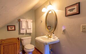 Goldfinch Lodge + Hot Tub - Idyllwild-Pine Cove, California