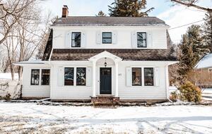 Cozy Chic Remodeled 1910 Farmhouse - Hudson, New York