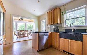 Cozy Chic Remodeled 1910 Farmhouse - Hudson, New York