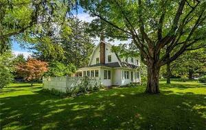 Cozy Chic Remodeled 1910 Farmhouse - Hudson, New York