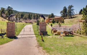 Buckhorn Exchange Ranch Lux Log Home in Foothills - Golden, Colorado