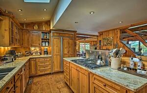 Catskill Ski Mountain Retreat with a Private Pool - Arkville, New York