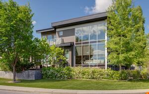 Artistic and Spacious Estate Home on River Park in Calgary Center - Calgary, Canada